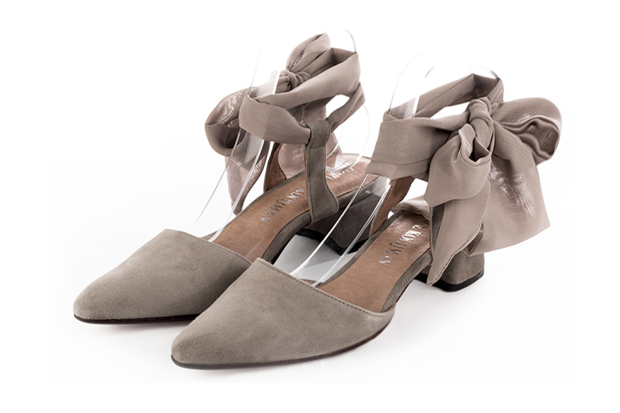 Bronze beige women's open back shoes, with an ankle scarf. Tapered toe. Low flare heels. Front view - Florence KOOIJMAN
